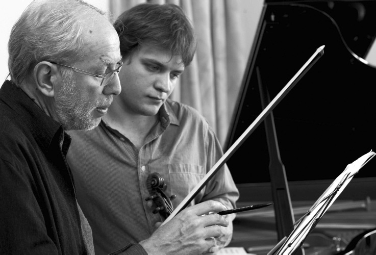 Gidon Kremer bei der Arbeit mit einem jungen Solisten.